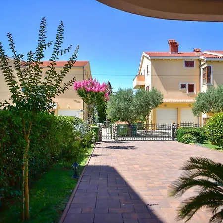 纳特力公寓别墅 *